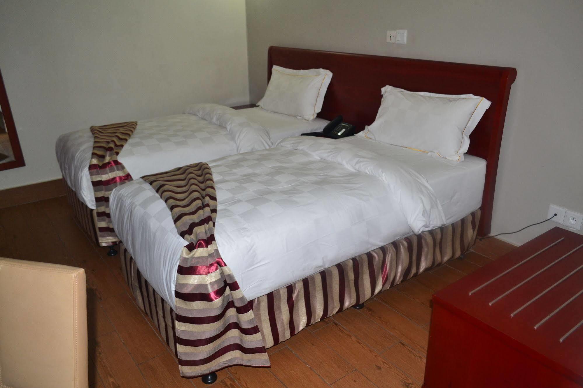 Hotel La Falaise Yaoundé エクステリア 写真