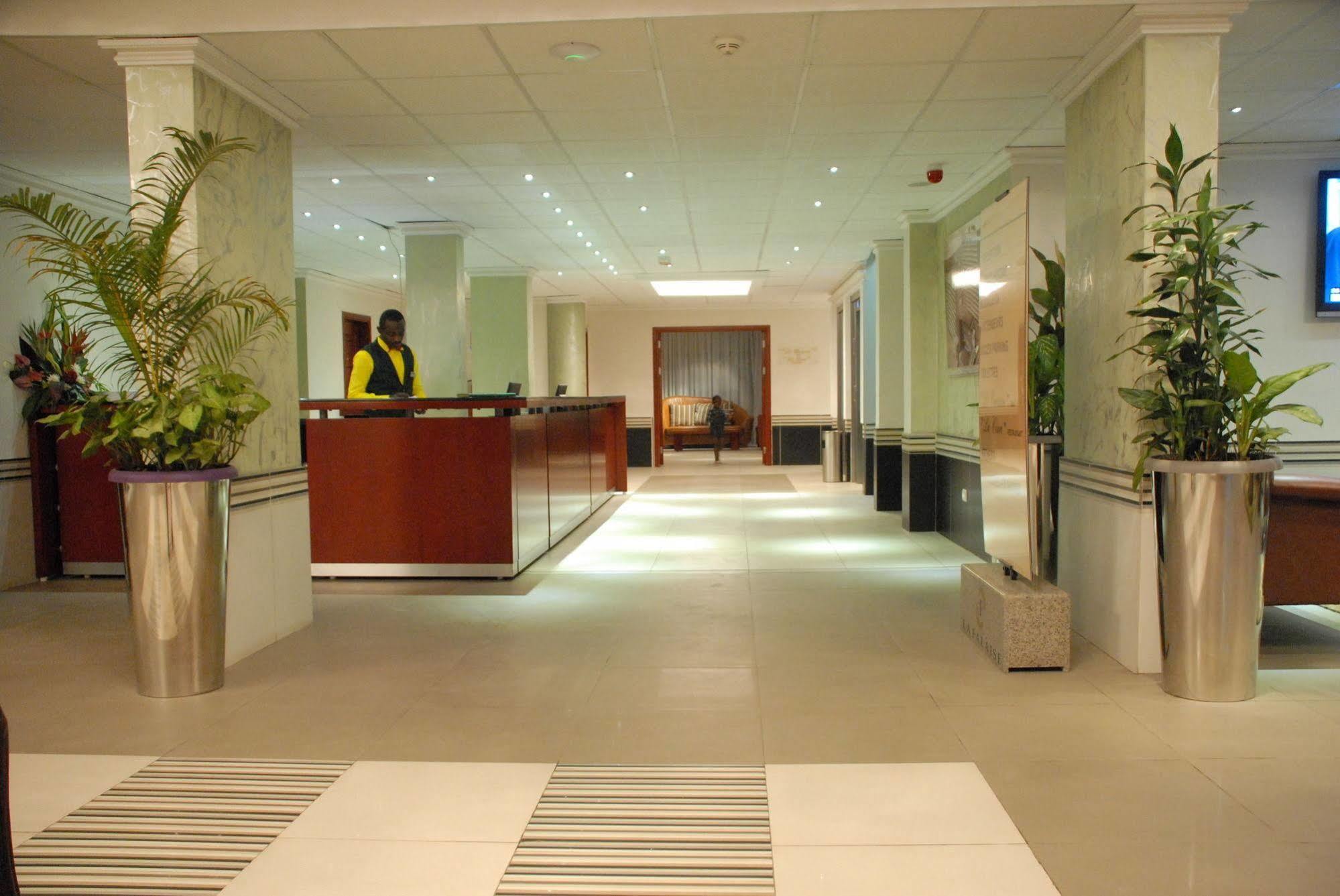 Hotel La Falaise Yaoundé エクステリア 写真
