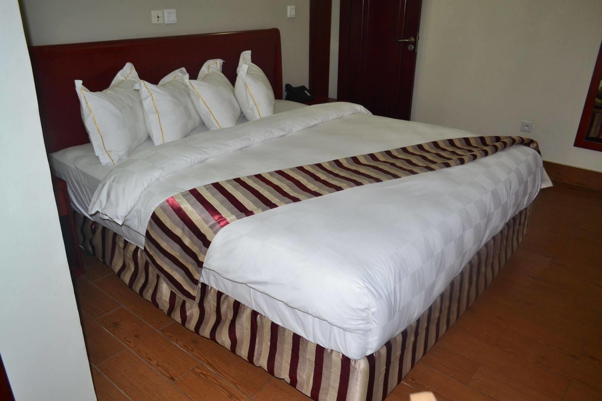 Hotel La Falaise Yaoundé エクステリア 写真