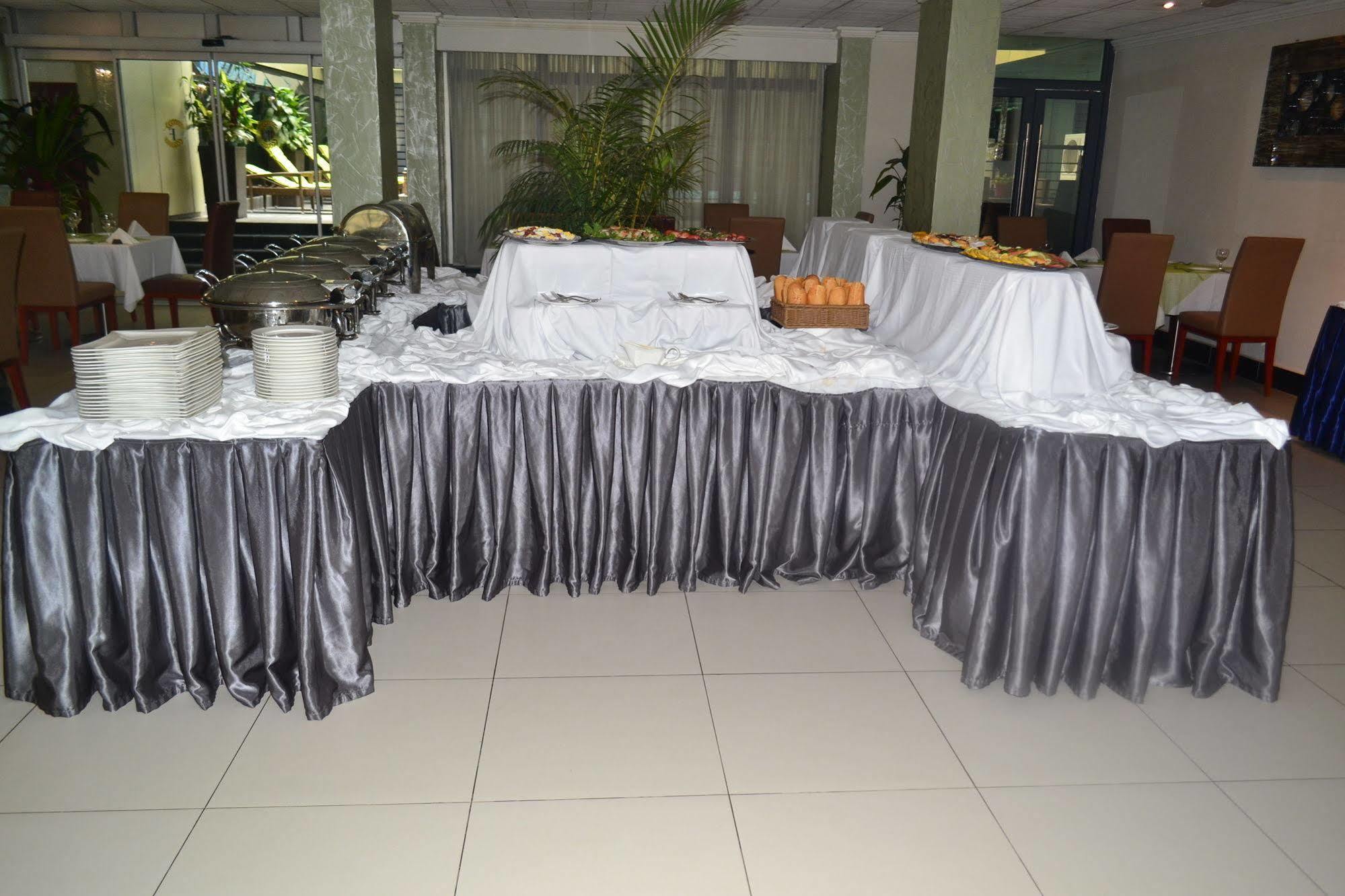 Hotel La Falaise Yaoundé エクステリア 写真